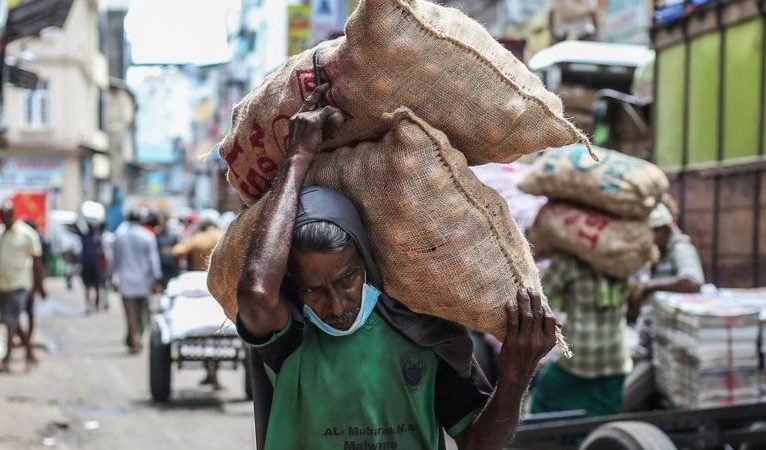 Sri Lanka’da yakıt ve gıda sıkıntısı nedeniyle haftada dört gün mesaiye geçildi