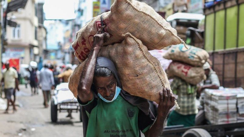 Sri Lanka’da yakıt ve gıda sıkıntısı nedeniyle haftada dört gün mesaiye geçildi