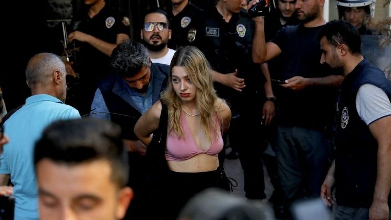 İstanbul’da Onur Yürüyüşü’ne müdahale: 300’den fazla kişi gözaltına alındı