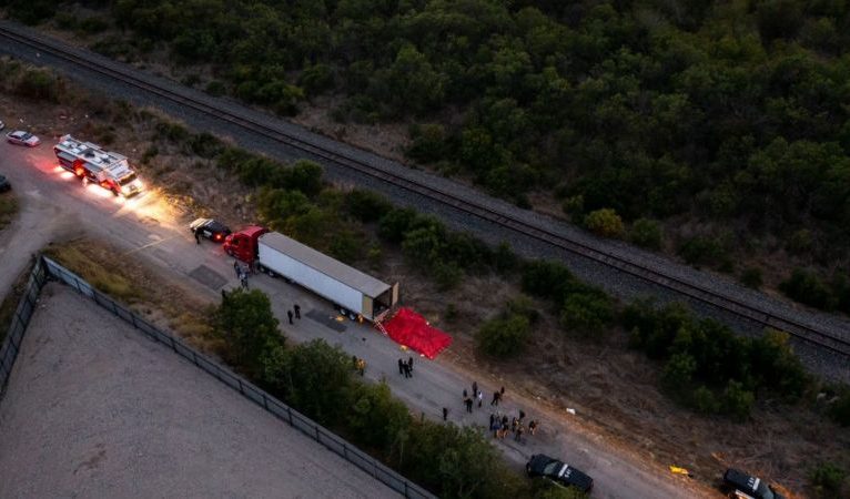 Texas’ta terk edilmiş bir kamyonun kasasında 46 düzensiz göçmen ölü bulundu