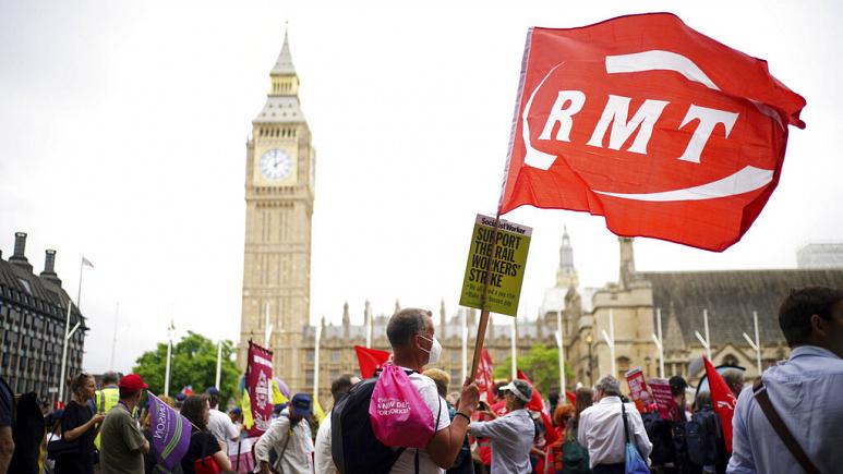 Londra’da binlerce protestocu hayat pahalılığına karşı maaşlara zam istedi