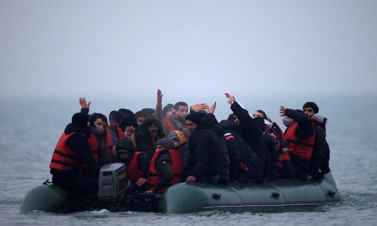 Birleşik Krallık açlık grevindeki sığınmacıları Ruanda’ya daha erken göndermekle tehdit etti