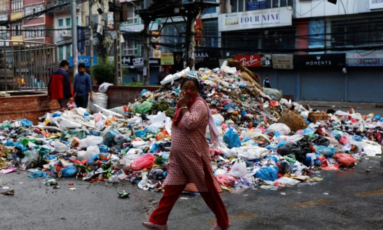 Nepal’in başkentinde sokaklar çöp yığınlarıyla doldu