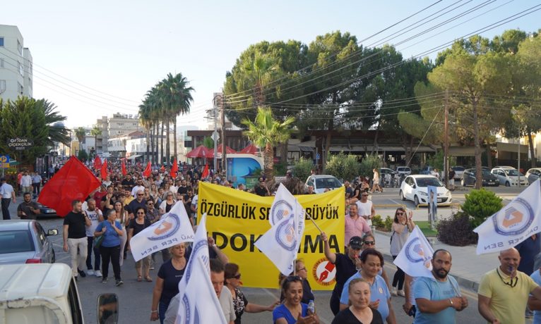 Yok oluşa karşı Lefkoşa’da halk sokağa çıktı