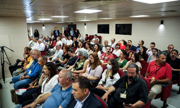 Gazeteciler Meclis’i ağızlarını siyah bantla kapatarak izledi