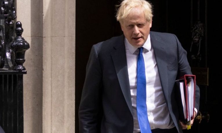 Boris Johnson istifa etti