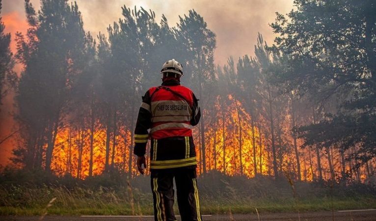 Akdeniz ülkelerindeki orman yangınları binlerce kişinin tahliye edilmesine yol açtı