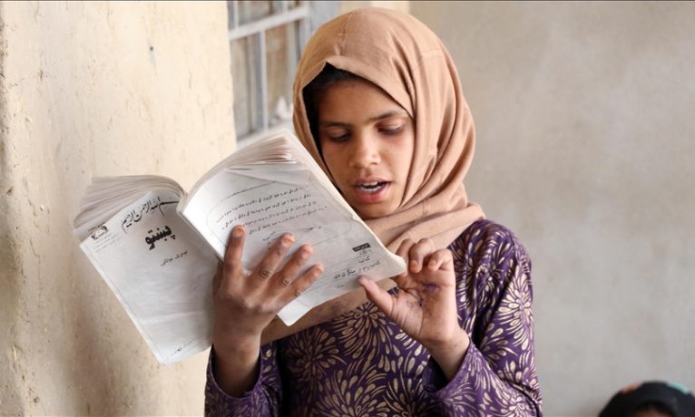 BM: Afganistan’da 1,2 milyon kız, ortaokul öğrenimini sürdüremiyor