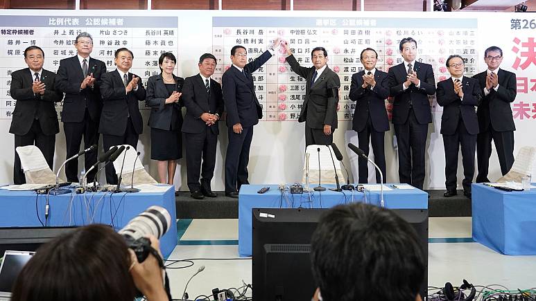 Japonya’da seçimleri Şinzo Abe’nin partisi kazandı