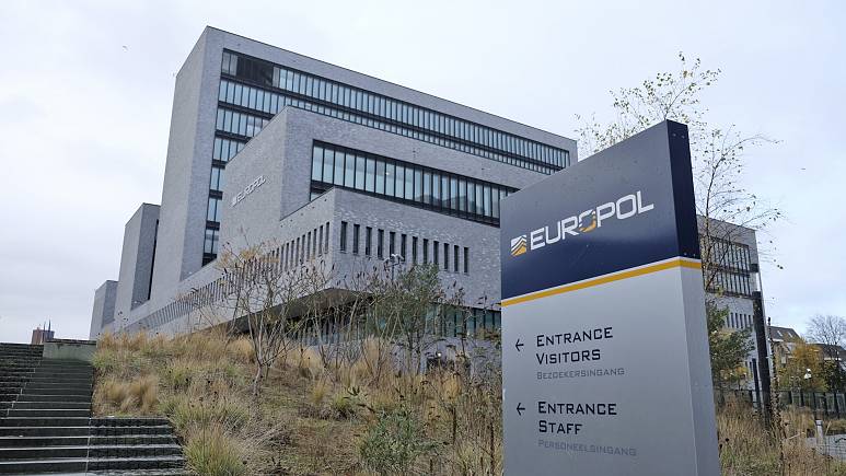 Europol, insan tüccarı şüphelisi 130 kişiyi tutukladı