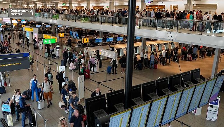 Avrupa ve Amerika’da havaalanlarında neden kaos yaşanıyor?