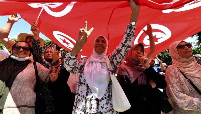 Tunus halkı cumhurbaşkanına geniş yetkiler veren anayasa referandumu için sandık başında