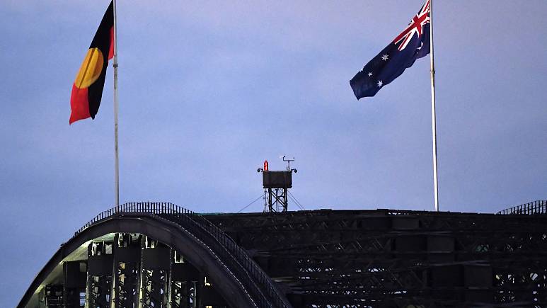 Sidney’de uzun tartışmaların ardından yerli halk Aborijinlerin bayrağı asıldı
