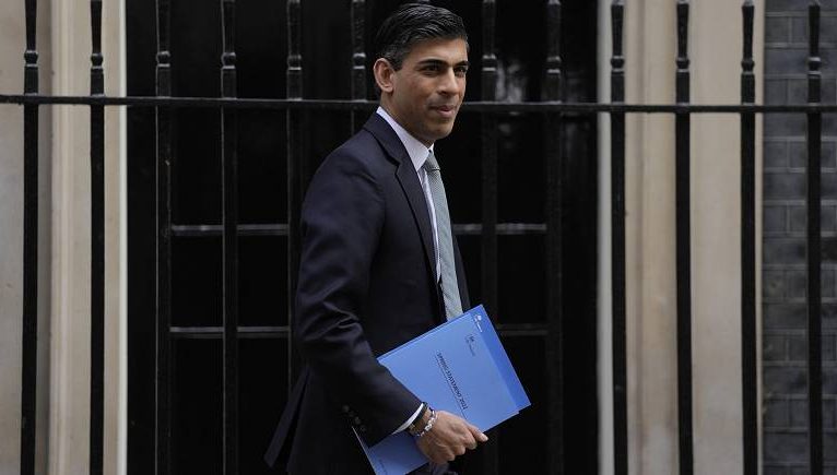 Rishi Sunak, İngiltere’de Boris Johnson sonrası Muhafazakar Parti liderlik yarışını önde götürüyor