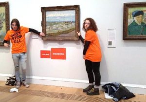 İklim aktivistleri ellerini Van Gogh tablosuna yapıştırdı
