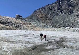 Alpler’de buzulların erimesi sonucu insan kemikleri ve uçak enkazı bulundu