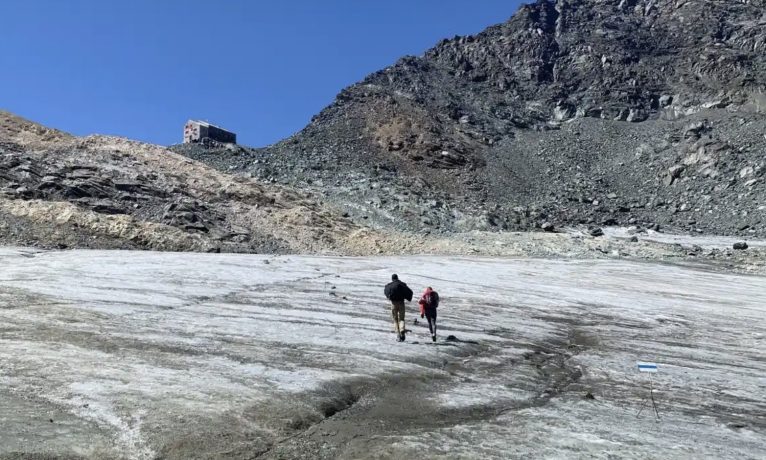 Alpler’de buzulların erimesi sonucu insan kemikleri ve uçak enkazı bulundu