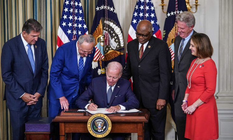 Biden, milyarlarca dolarlık iklim, sağlık ve vergi düzenlemesini içeren yasayı imzaladı
