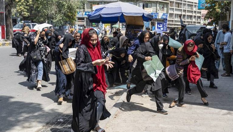 Taliban ‘ekmek, iş ve özgürlük’ isteyen kadın protestocuları dövdü