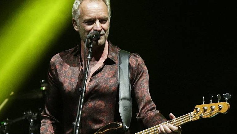 Sting, Varşova’da konserini durdurdu; demokrasiye karşı tehditler konusunda uyardı