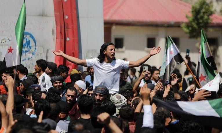 ‘Esed’ tekrar ‘Esad’ oldu: Suriyeli muhalifler Türk bayrağı yakarak protesto etti