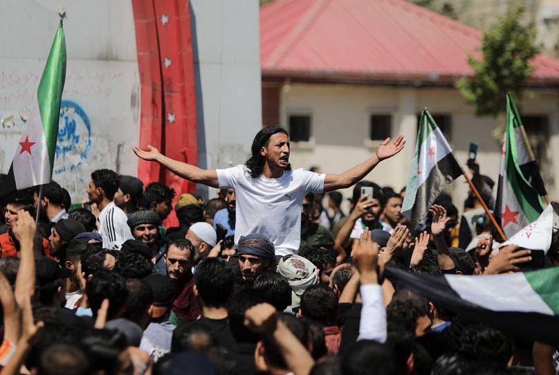 ‘Esed’ tekrar ‘Esad’ oldu: Suriyeli muhalifler Türk bayrağı yakarak protesto etti