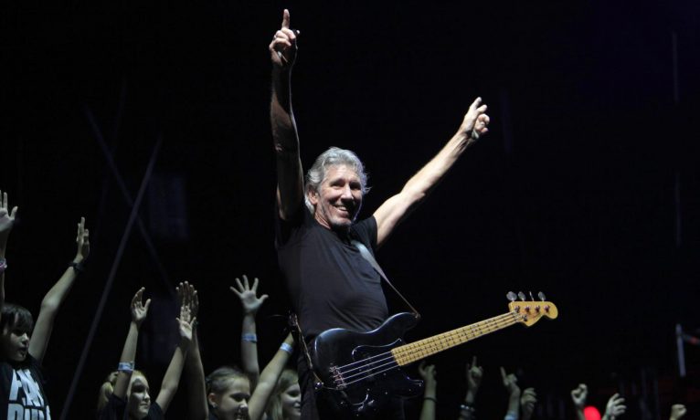 Roger Waters, Biden’ı “savaş suçlusu” ilan etti: “Ukrayna’daki yangını körüklüyor”