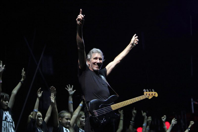 Roger Waters, Biden’ı “savaş suçlusu” ilan etti: “Ukrayna’daki yangını körüklüyor”