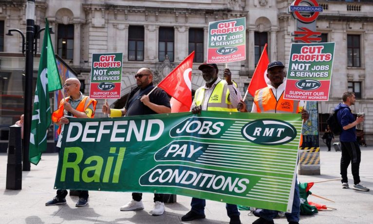 Birleşik Krallık’ta milyonlarca kamu çalışanı greve gitmeyi oyluyor