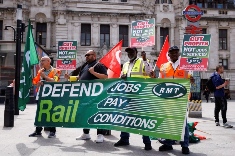 Birleşik Krallık’ta milyonlarca kamu çalışanı greve gitmeyi oyluyor