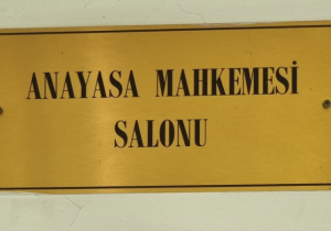 Anayasa Mahkemesi, yabancı işçiler için asgari ücret desteğinin düşürülmesini durdurdu