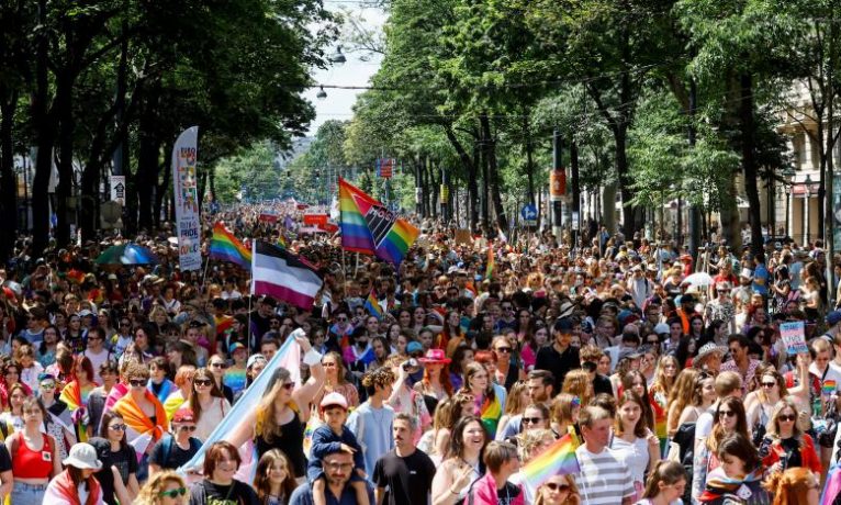 Sırbistan’da düzenlenmesi planlanan uluslararası LGBT yürüyüşüne engel