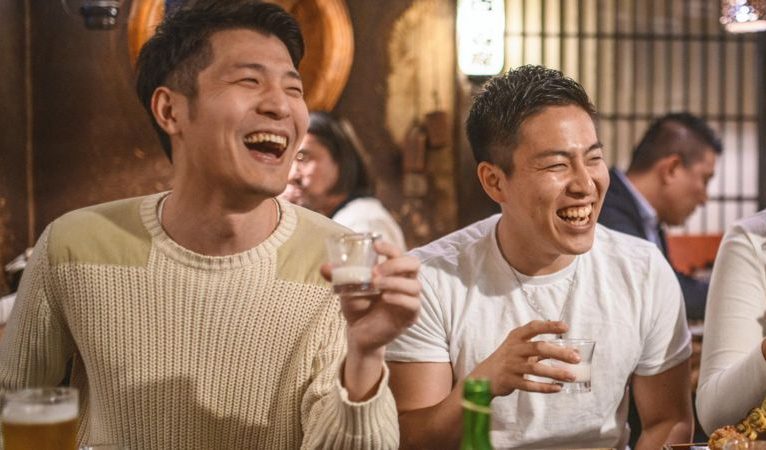 Japonya hükümeti, gençleri alkol tüketimine teşvik ederek ekonomiyi canlandırmak için yarışma başlattı