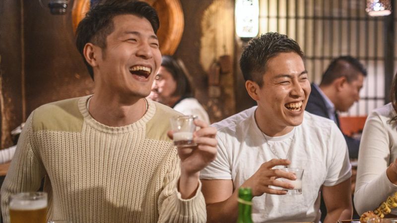 Japonya hükümeti, gençleri alkol tüketimine teşvik ederek ekonomiyi canlandırmak için yarışma başlattı