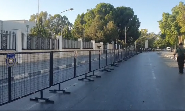 Hükümet eylemleri bastırma çabasında
