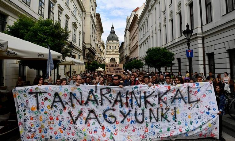 Macaristan ve Polonya’da öğretmen istifaları artışta