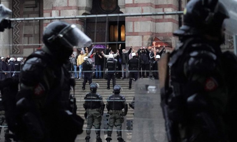 Sırbistan’da LGBT karşıtlarına polis müdahale etti