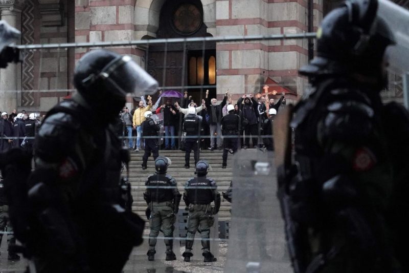 Sırbistan’da LGBT karşıtlarına polis müdahale etti