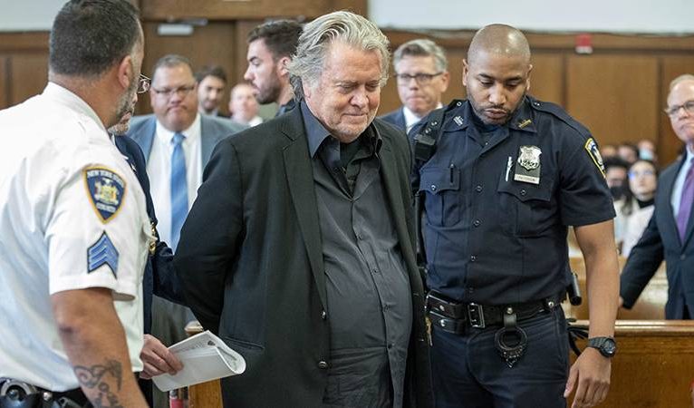 Trump’ın eski danışmanı Steve Bannon, New York’ta teslim oldu