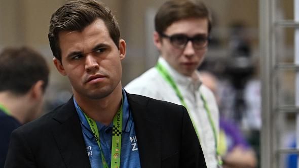 Satranç şampiyonu Magnus Carlsen, kendisini yenen rakibi Hans Niemann’ı ‘hile yapmakla’ suçladı