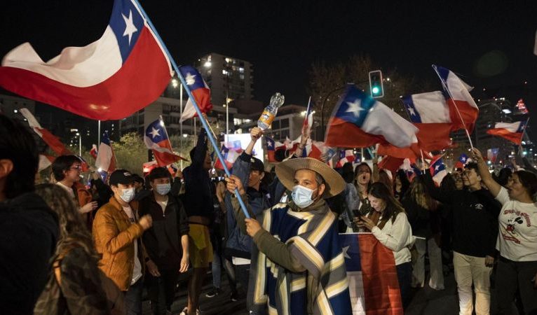 Şili’de halk yerlilere ve kadınlara yeni haklar getiren anayasaya ‘Hayır’ dedi