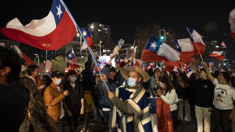 Şili’de halk yerlilere ve kadınlara yeni haklar getiren anayasaya ‘Hayır’ dedi