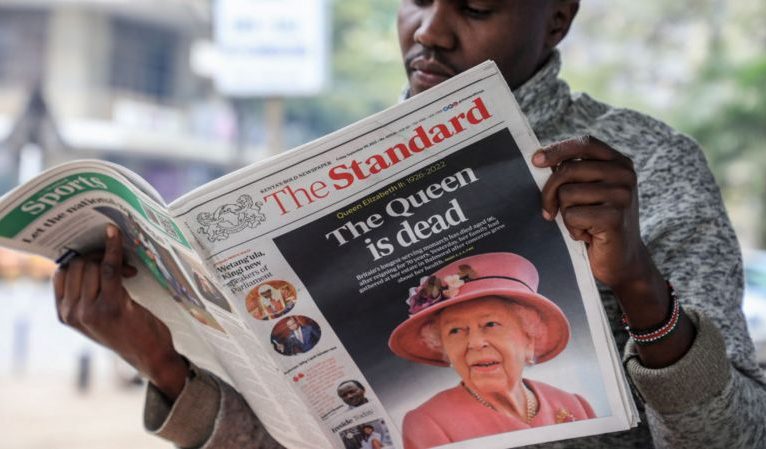 Afrika’da Kraliçe 2. Elizabeth’in ardından yas tutanların yanında, İngiltere’nin sömürgeci geçmişi de hatırlatılıyor