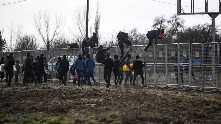 Yunanistan, göçmen akınına karşı Türkiye sınırındaki çitleri 140 km daha uzatma kararı aldı