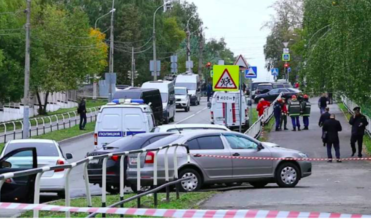 Rusya’da okul saldırısında hayatını kaybedenlerin sayısı 15’e çıktı; saldırganın üzerinde gamalı haçlı tişört olduğu bildirildi