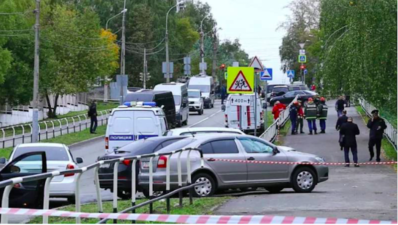 Rusya’da okul saldırısında hayatını kaybedenlerin sayısı 15’e çıktı; saldırganın üzerinde gamalı haçlı tişört olduğu bildirildi