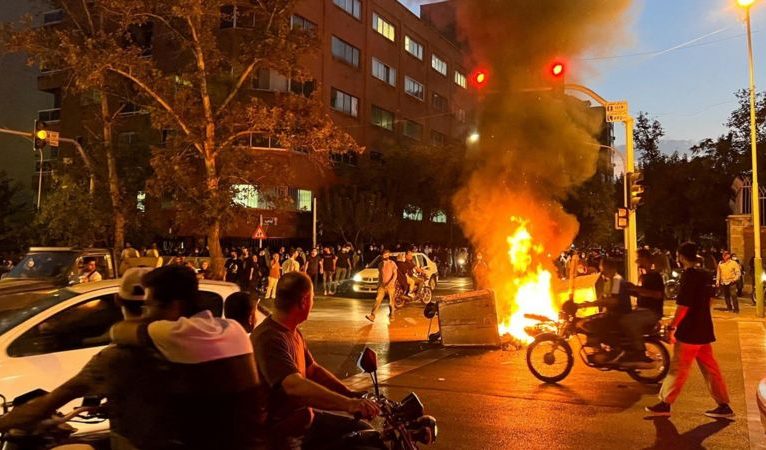 İ﻿ran’daki protestolar: “Sesimizi kesmezsek, bize tecavüz edeceklerini söylediler”