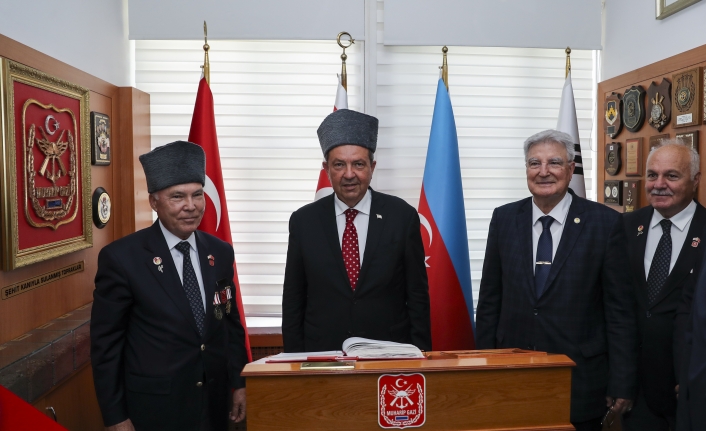 Tatar’a madalya ve kalpak hediye edildi