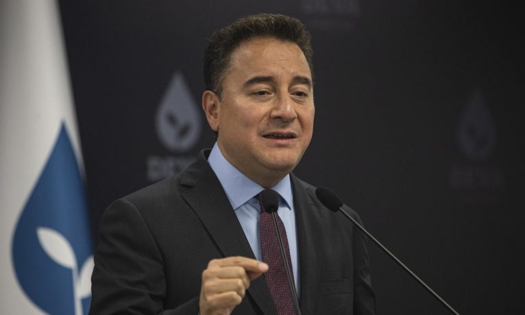 Babacan: Başörtüsü üstündeki baskıyı kaldıran iktidar, başka yaşam tarzlarını ötekileştirdi