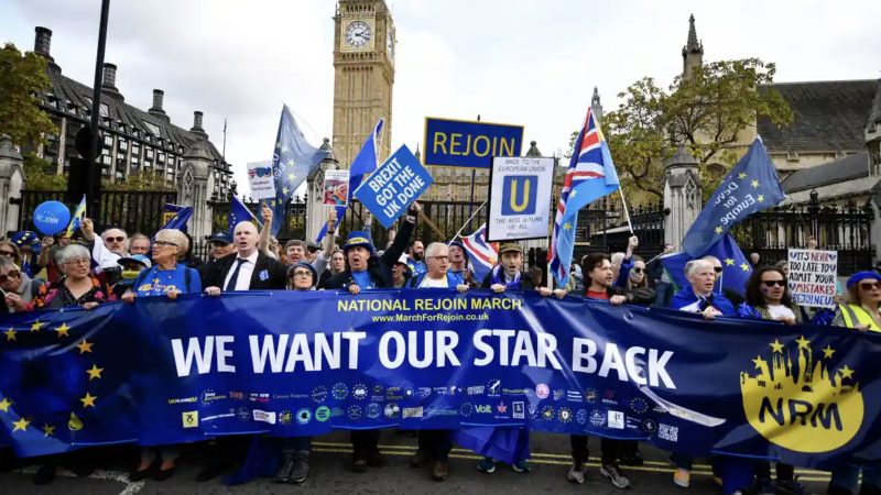 Londra’da sokağa çıkan binlerce kişi Avrupa Birliği’ne yeniden katılmayı talep etti